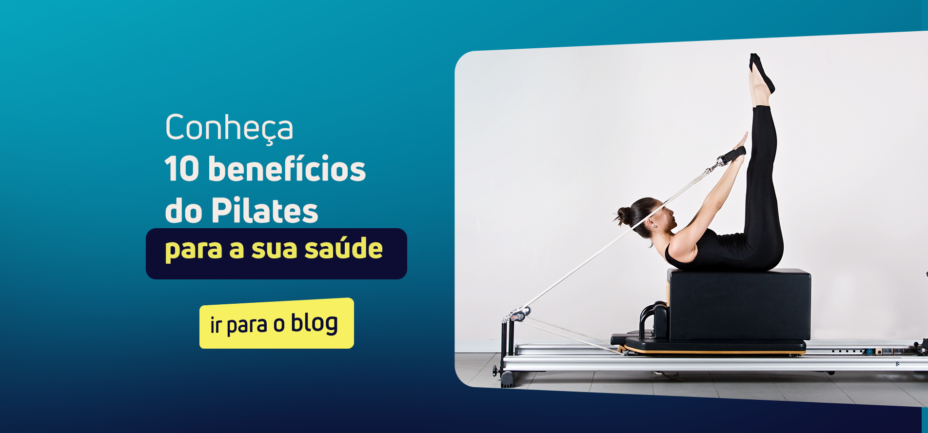 Uma mulher está fazendo um exercício de pilates em uma máquina