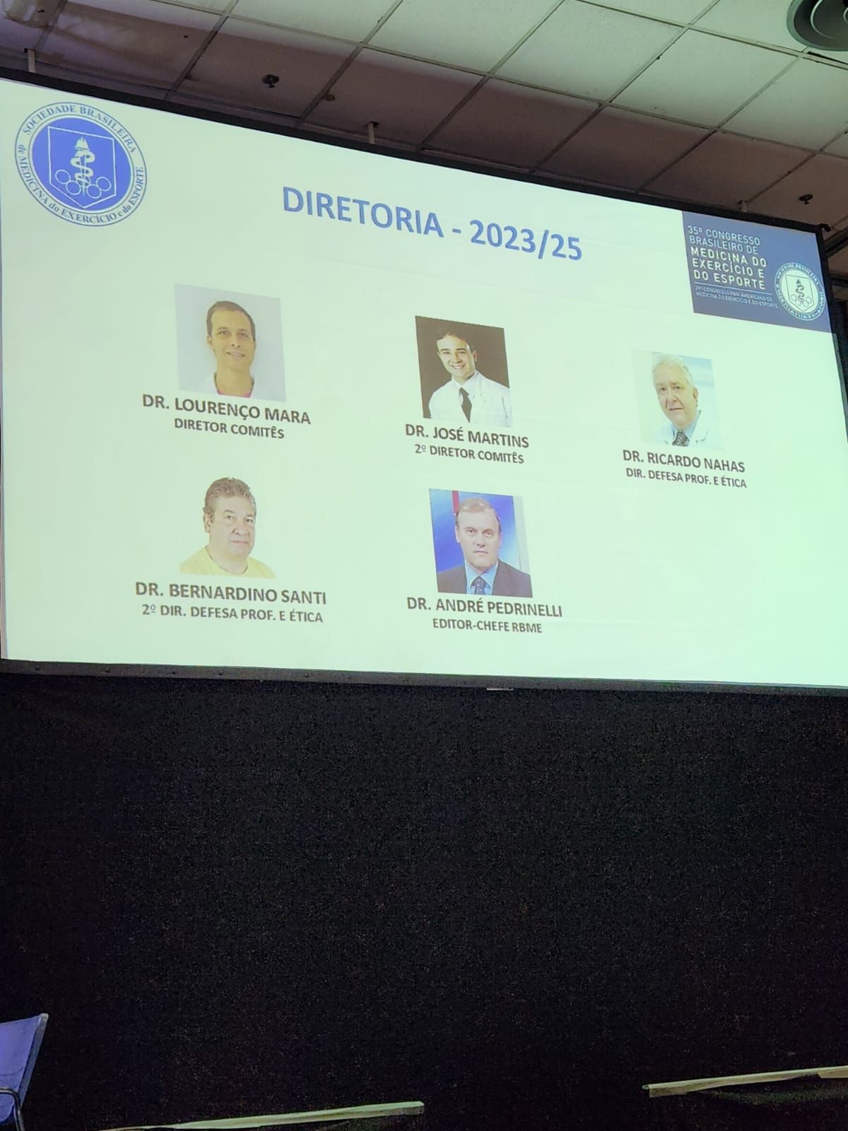 Uma tela grande exibe uma lista de diretores para o ano de 2022