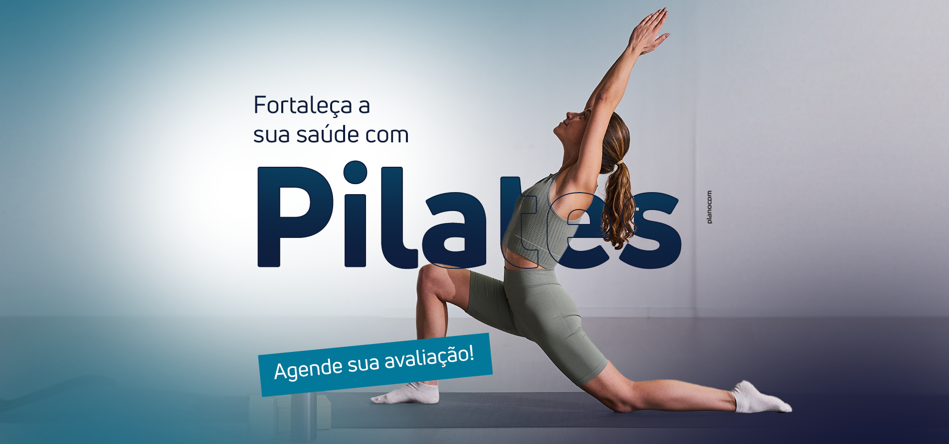 Uma mulher está fazendo uma pose de ioga em frente a uma placa que diz pilates.