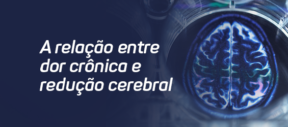 A picture of a brain with the words a relacao entre dor cronica e reducao cerebral