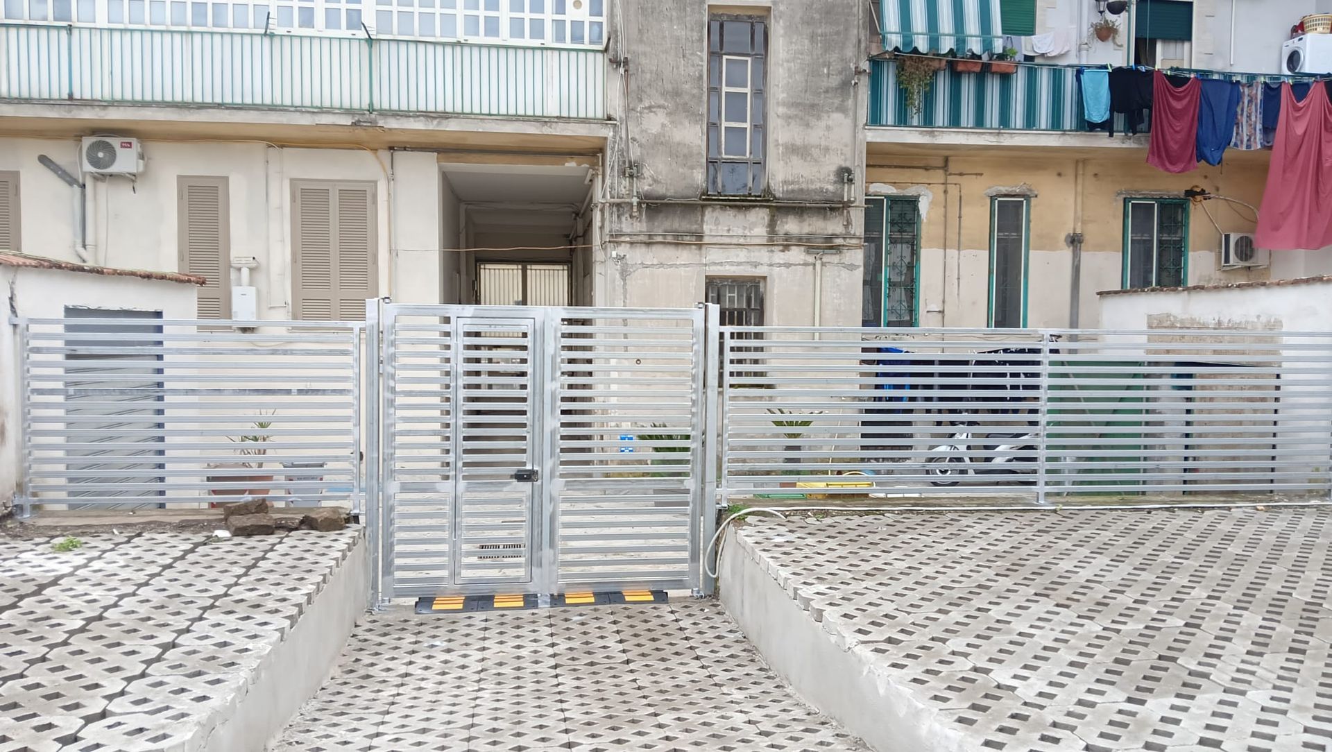 Cancelloin ferro  ingresso edificio