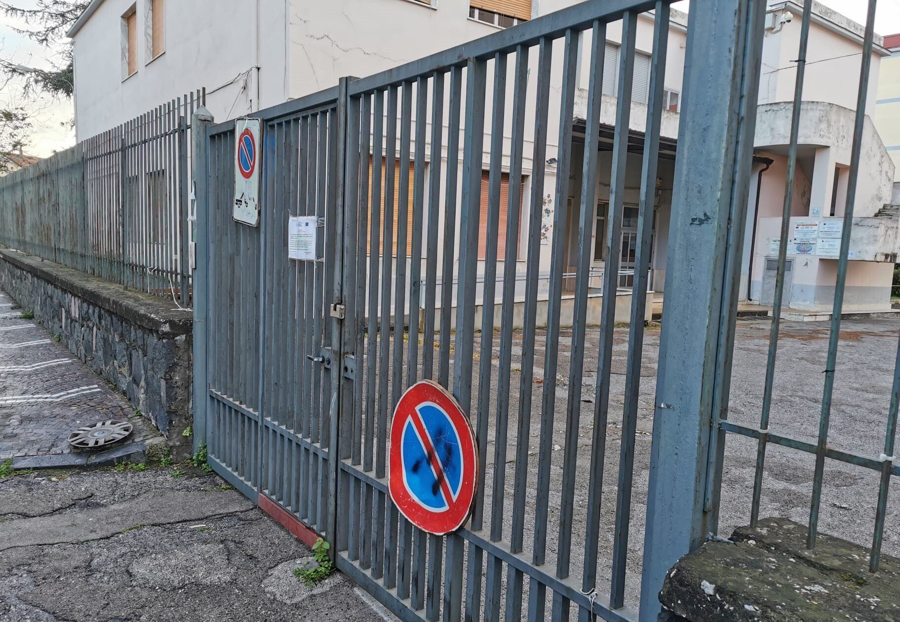 Cancello e ringhiera di delimitazione proprietà