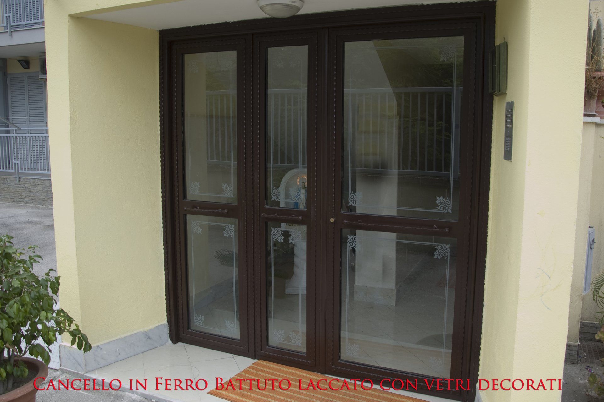 Cancello in ferro battuto laccato  con vetri decorati