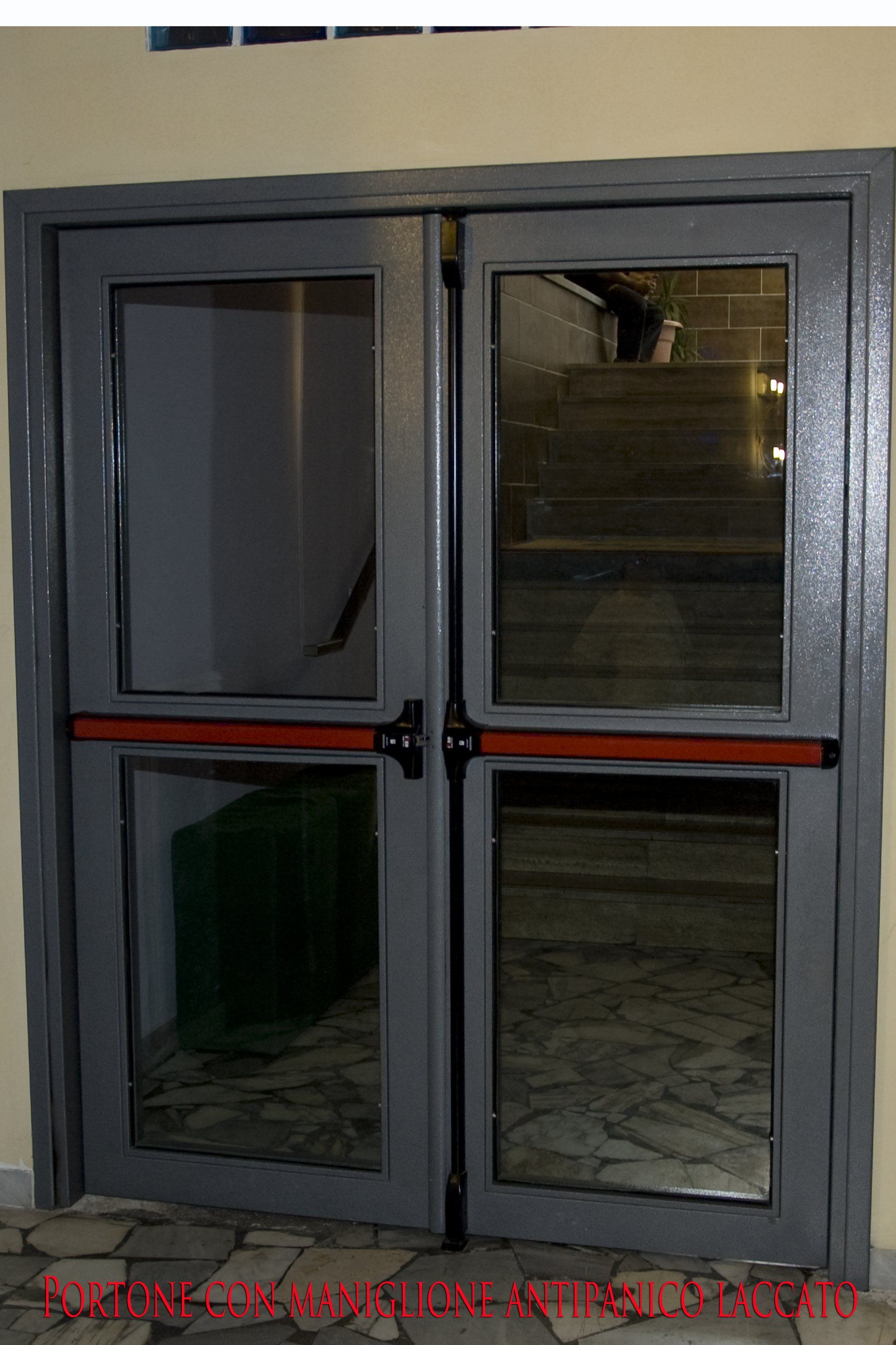 Portone con maniglione antipanico