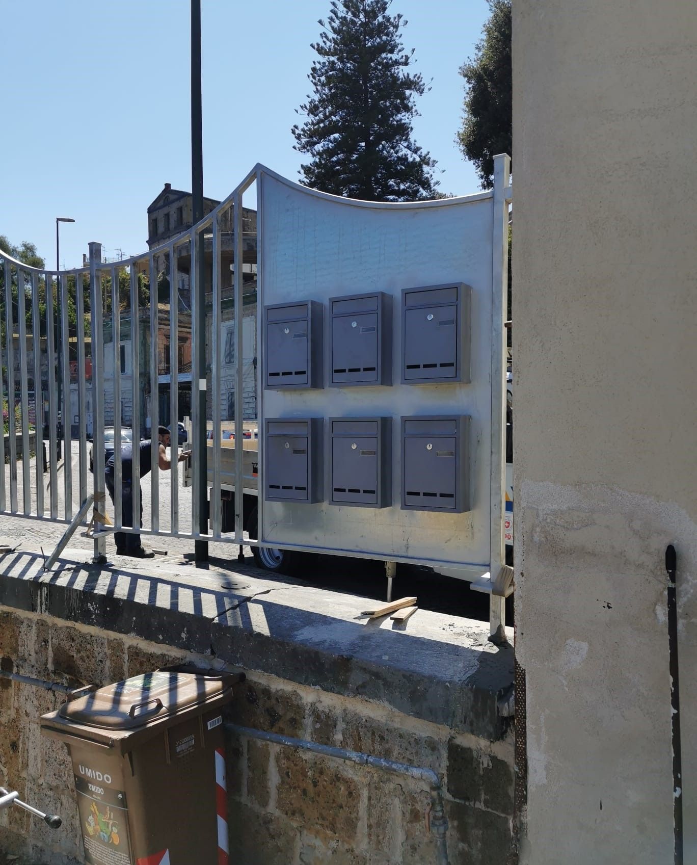 Ringhier di recinzione con base per cassette postali