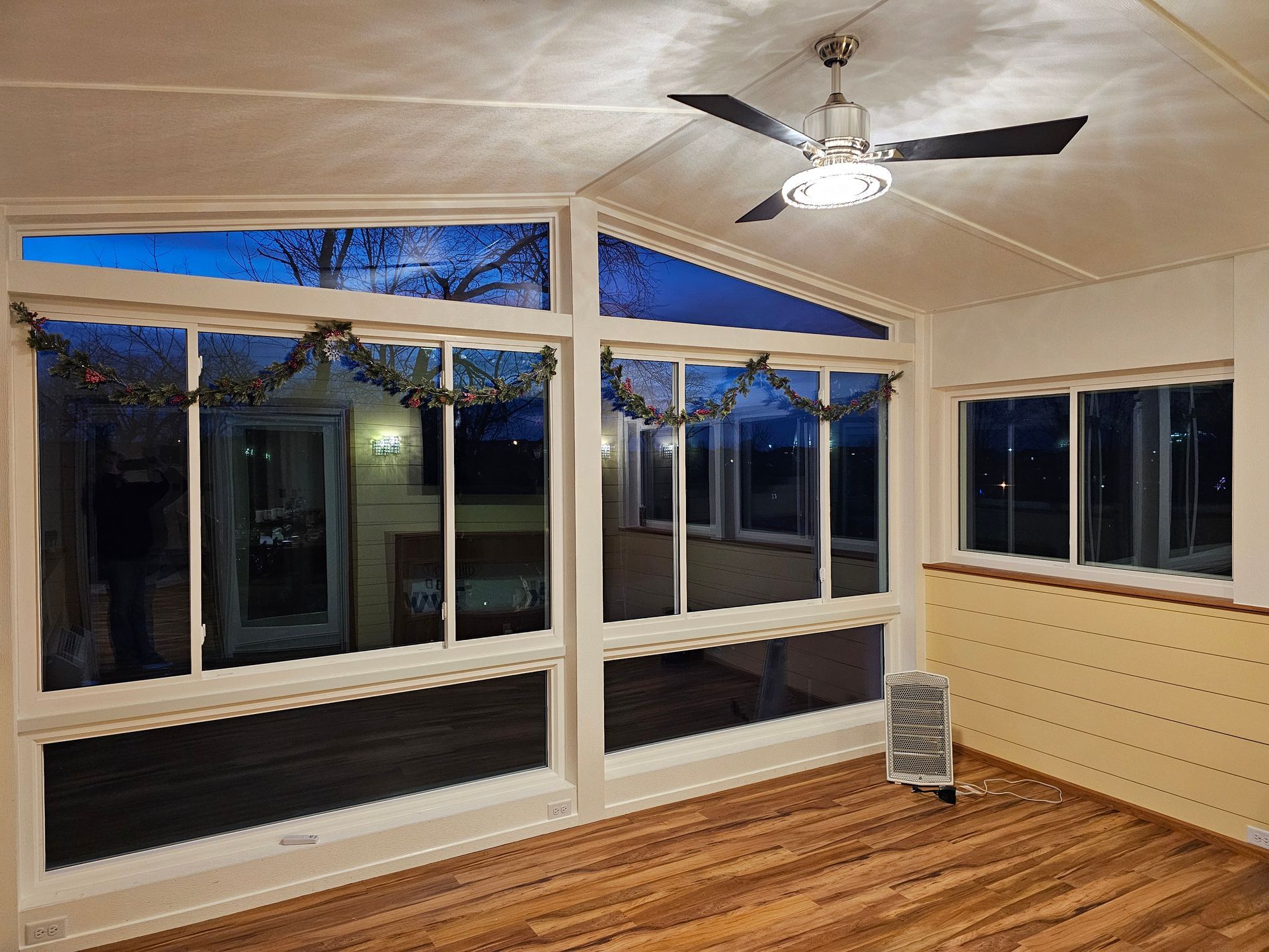 Patio room windows with geometric style on top, sliding windows and awning style.