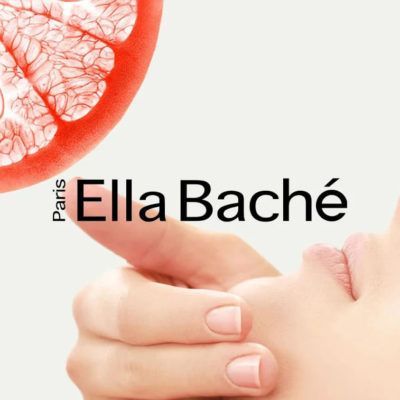 Un groupe d'hommes est assis sur un mur de briques.