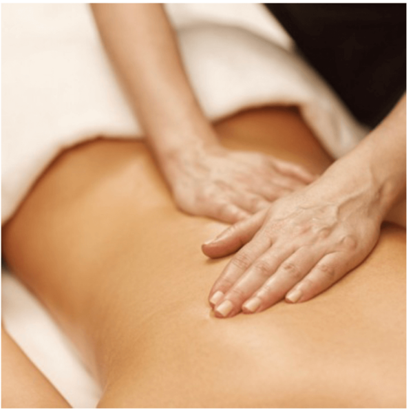 Un groupe d'hommes est assis sur un mur de briques.