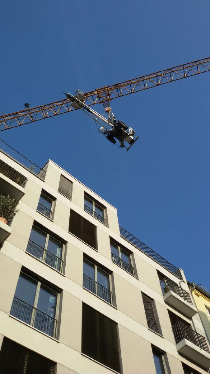 Kran über einem Gebäude