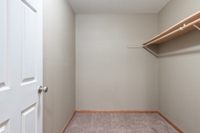 Kaposia Valley-closet