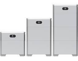 Tres baterías domésticas Huawei rectangulares plateadas de diferentes alturas.