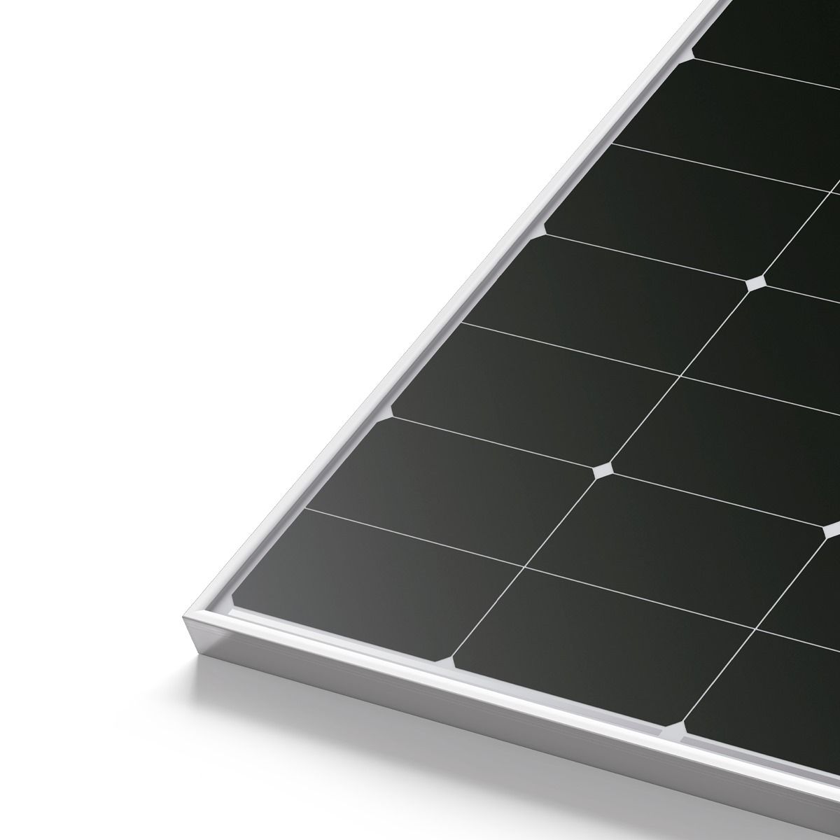 Panel solar, células negras con líneas de cuadrícula blancas, en un marco plateado sobre fondo blanco.