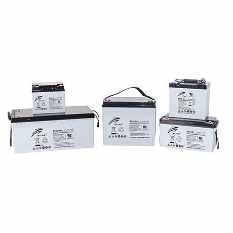 Baterías de plomo-ácido blancas selladas de varios tamaños con asas de transporte, sobre fondo blanco.