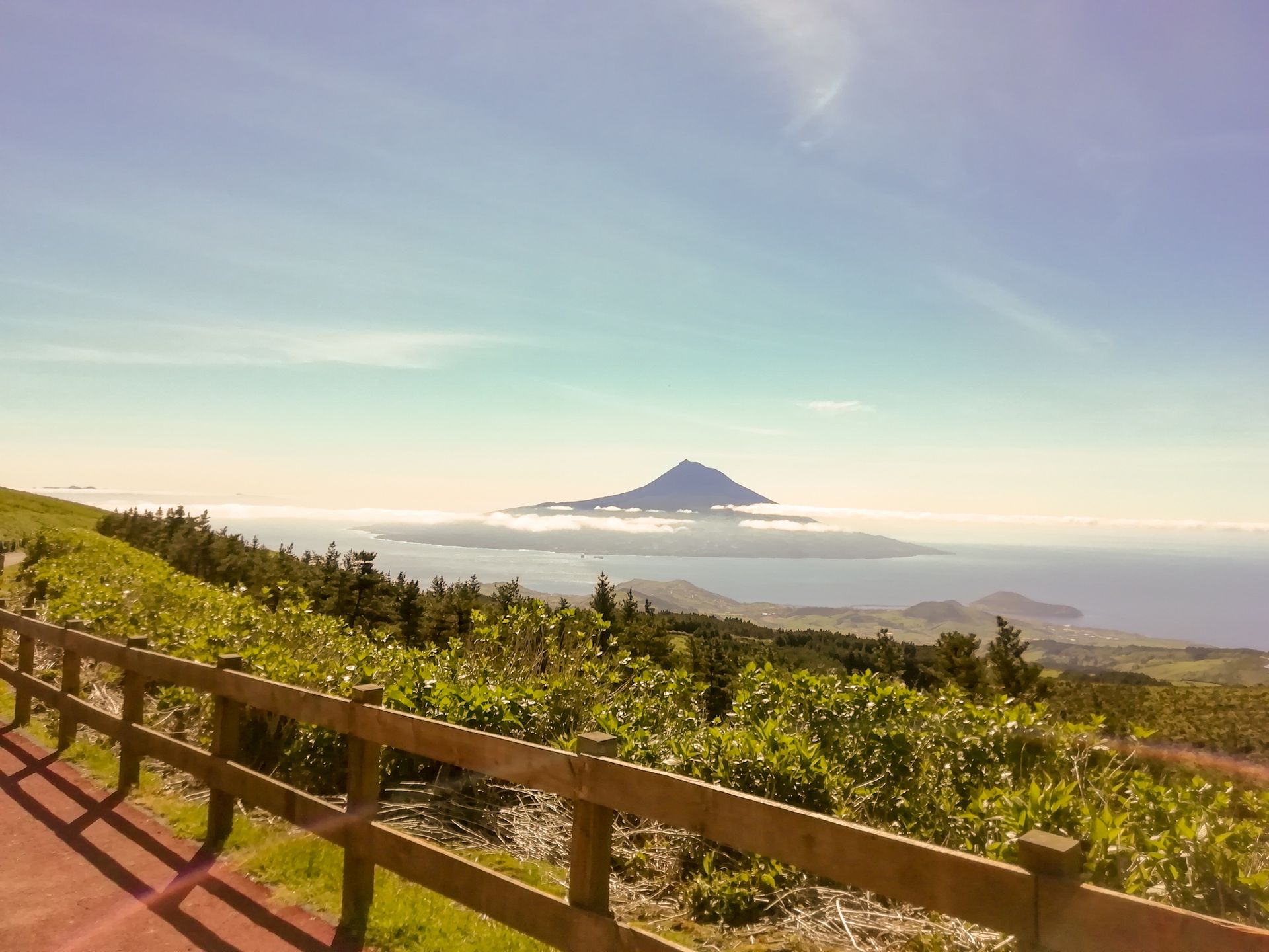 Visita à Caldeira do Faial com vista para o Pico nas nossas Excursões, Tours e Visitas Guiadas de meio dia na ilha do Faial Açores.