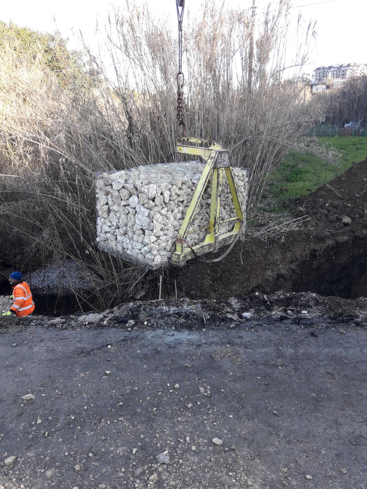 posa in opera di gabbione metallico con pietrame
