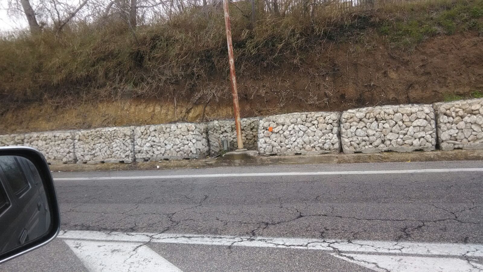 muro di sostegno a bordo strada