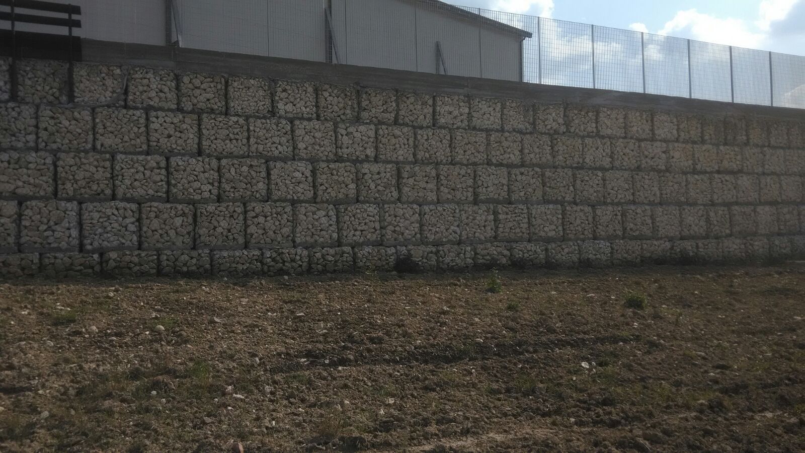 muro di sostegno realizzato con gabbioni metallici riempiti di pietrame