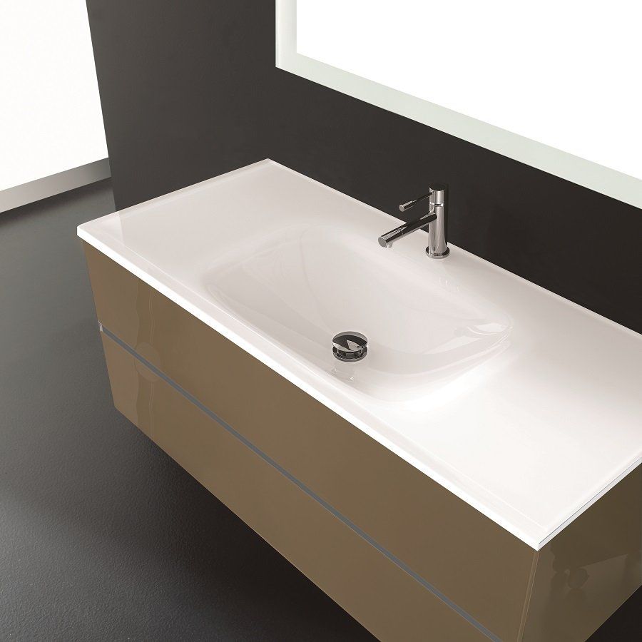 lavabo con specchio in un bagno moderno