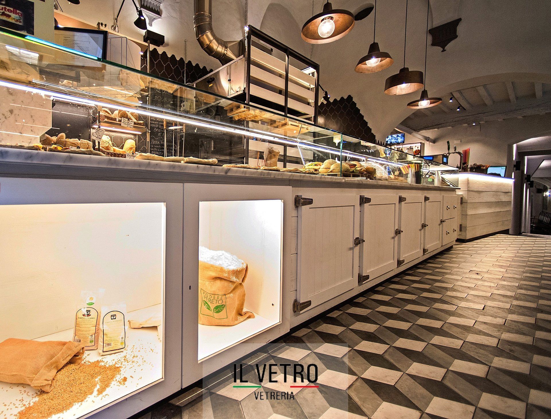 vista laterale di banco frigo in un bar