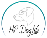 Een turquoise cirkelvormige rand omringt een lijntekening van een hondenprofiel boven de handgeschreven tekst 