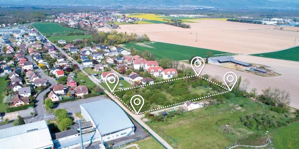 Une vue aérienne d'un quartier résidentiel avec beaucoup de maisons et de champs.