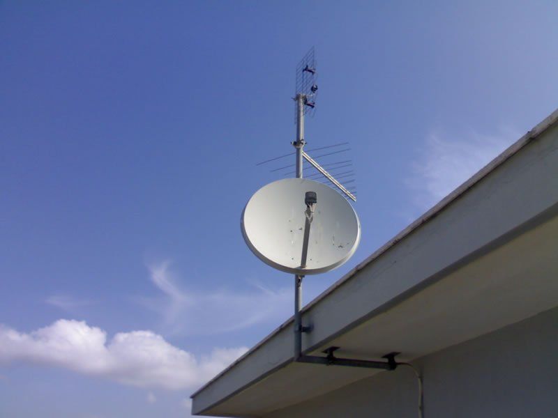 Un'antenna su un tetto
