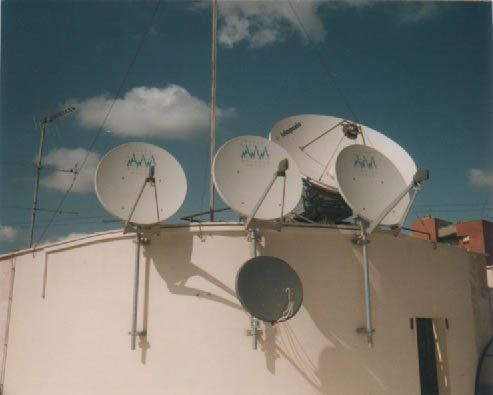 Antenne satellitari su un tetto
