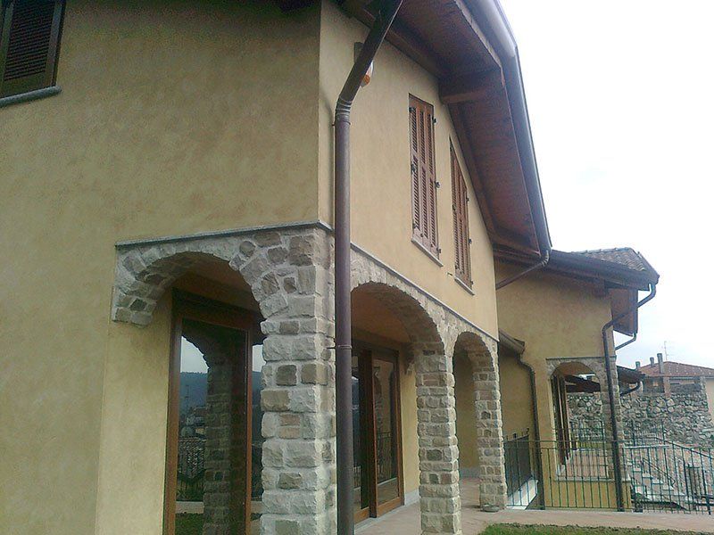restauro ingresso villa con arcate in pietra