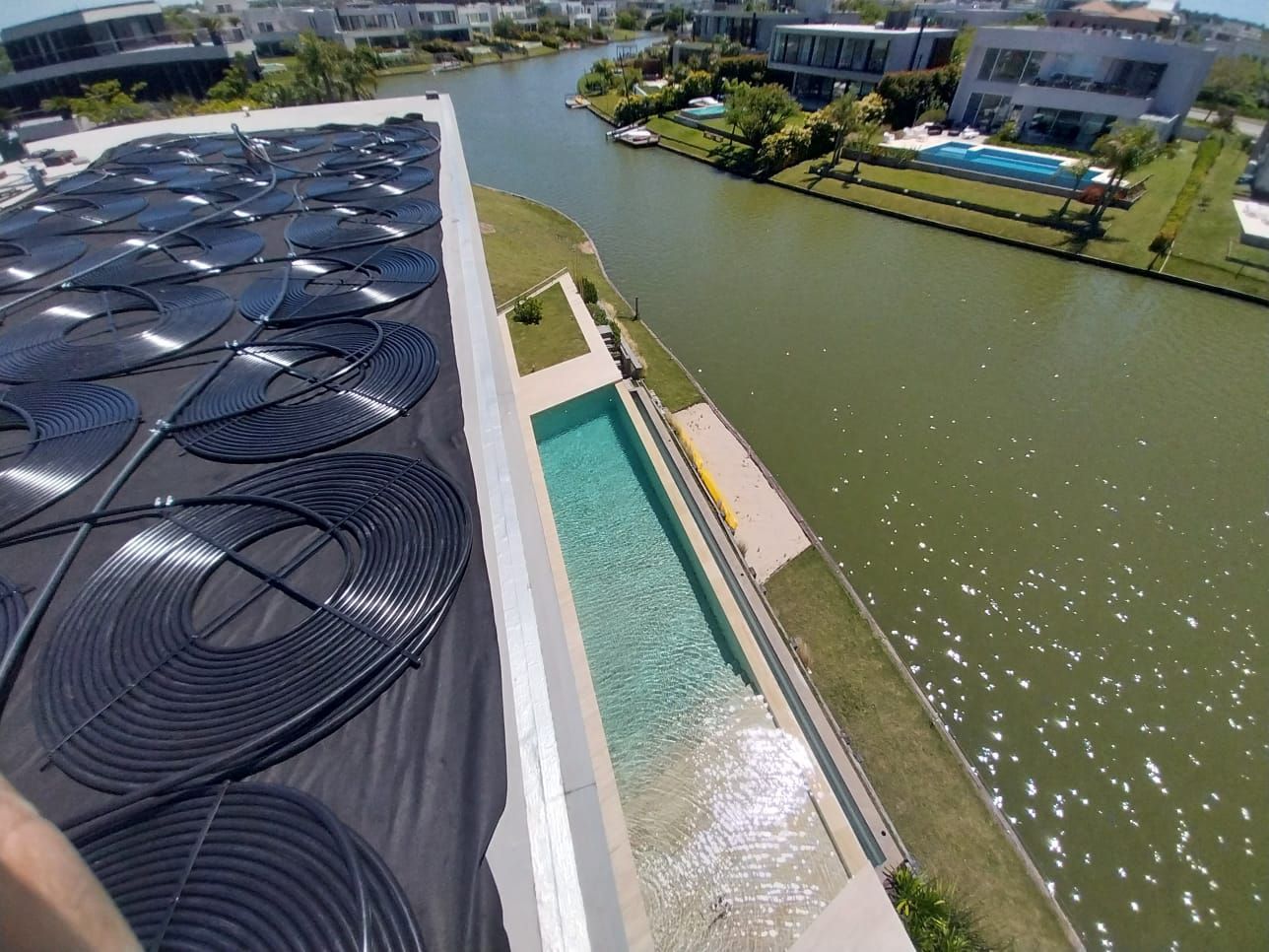 Una vista aérea de una piscina con paneles solares en el techo.