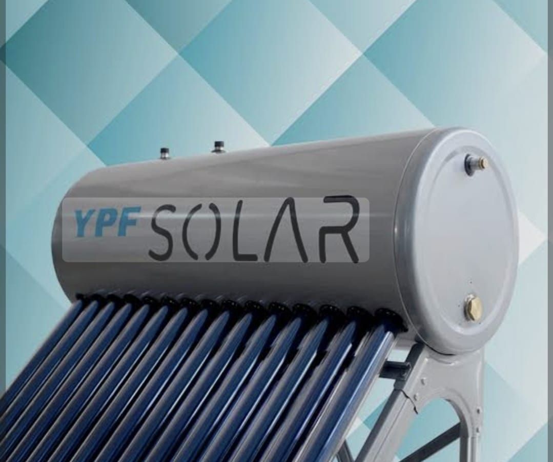 Una vista aérea de una casa con piscina