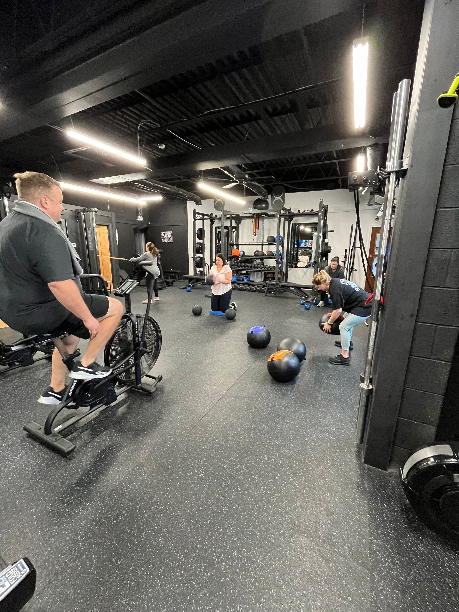 A group of people are doing exercises in a gym.