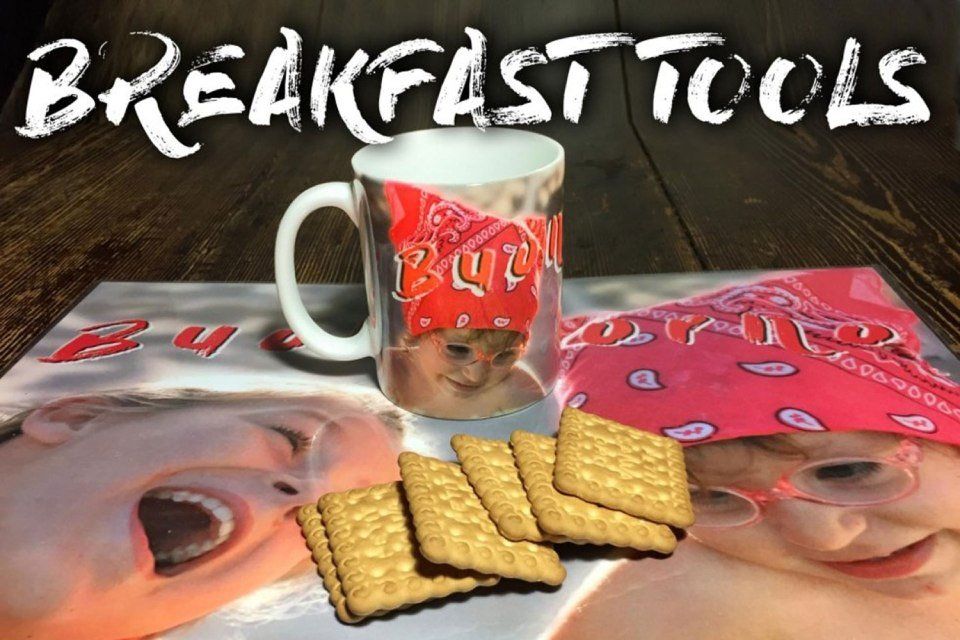 tovaglietta e tazza con foto di bambina e biscotti