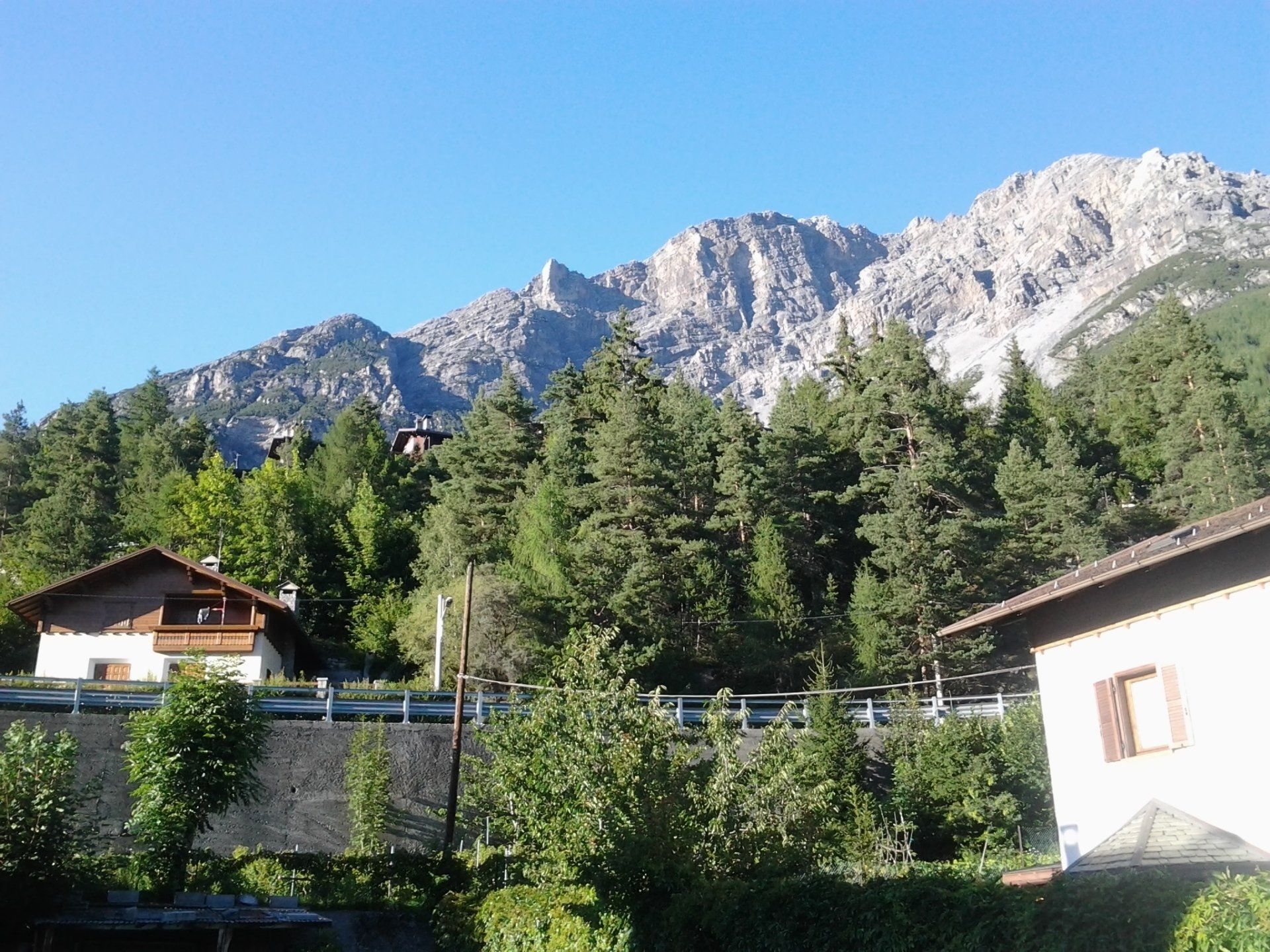 Una casa nel bosco con una montagna sullo sfondo