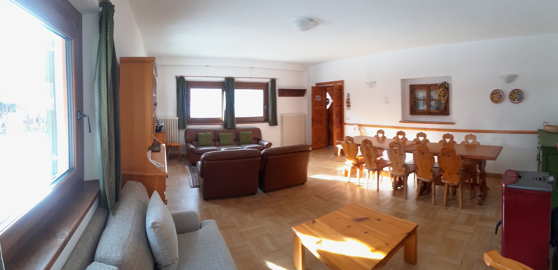 Un soggiorno con un divano, un tavolo e delle sedie