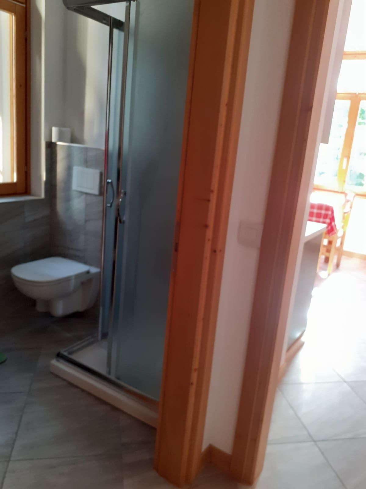 Un bagno con wc e cabina doccia