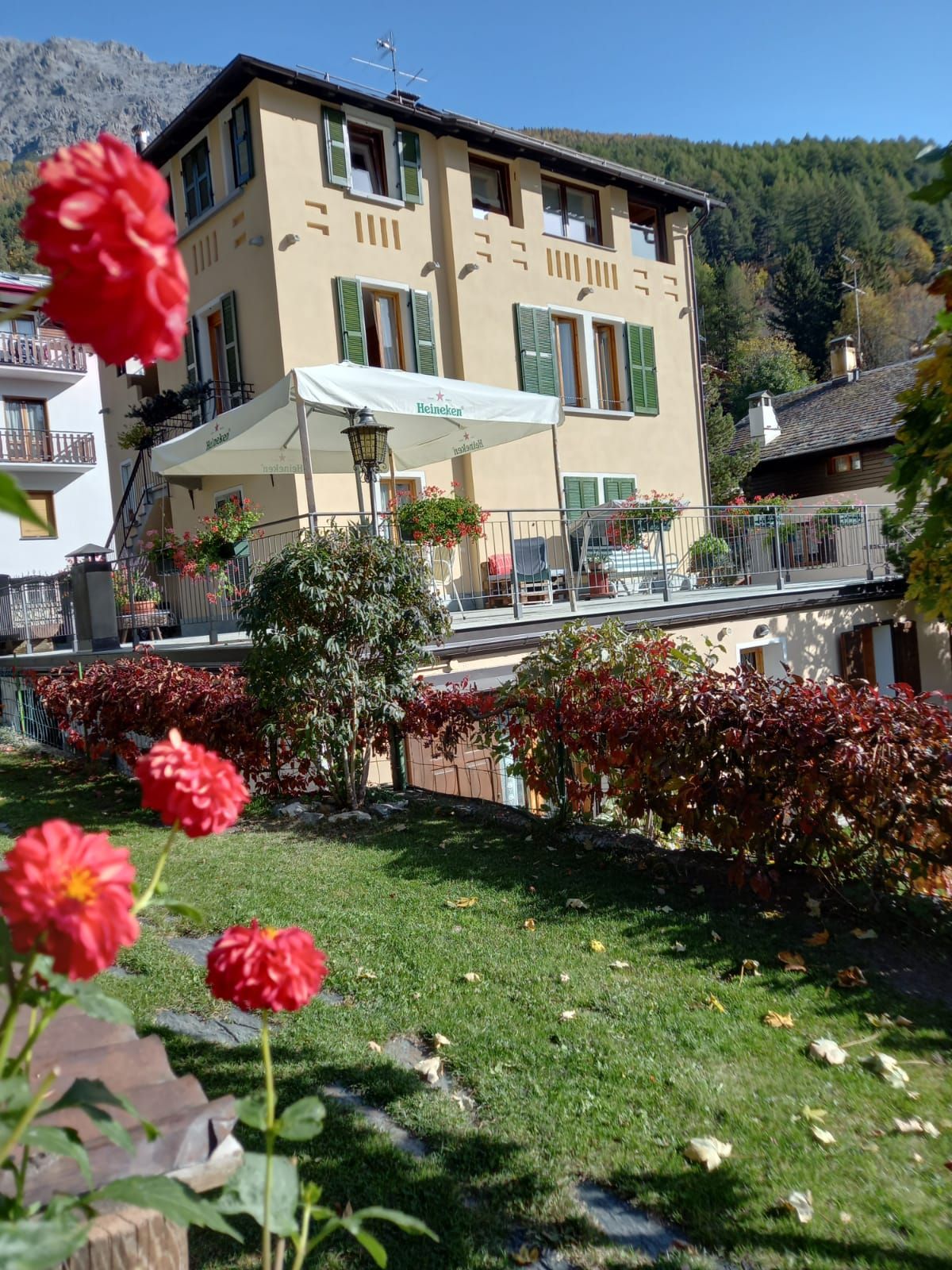Un grande edificio con tante finestre e fiori di fronte