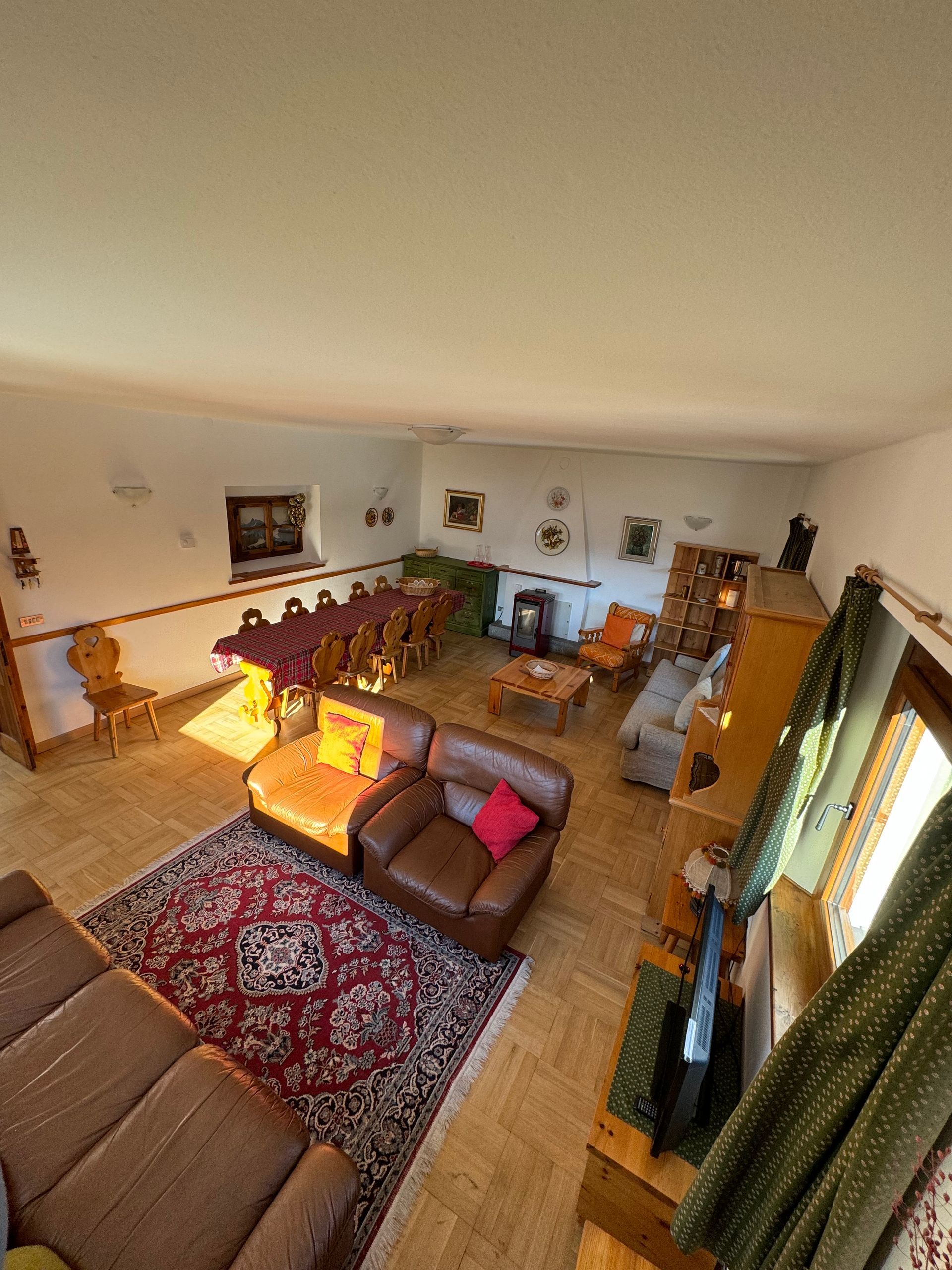 Una vista aerea di un soggiorno con divano e sedie