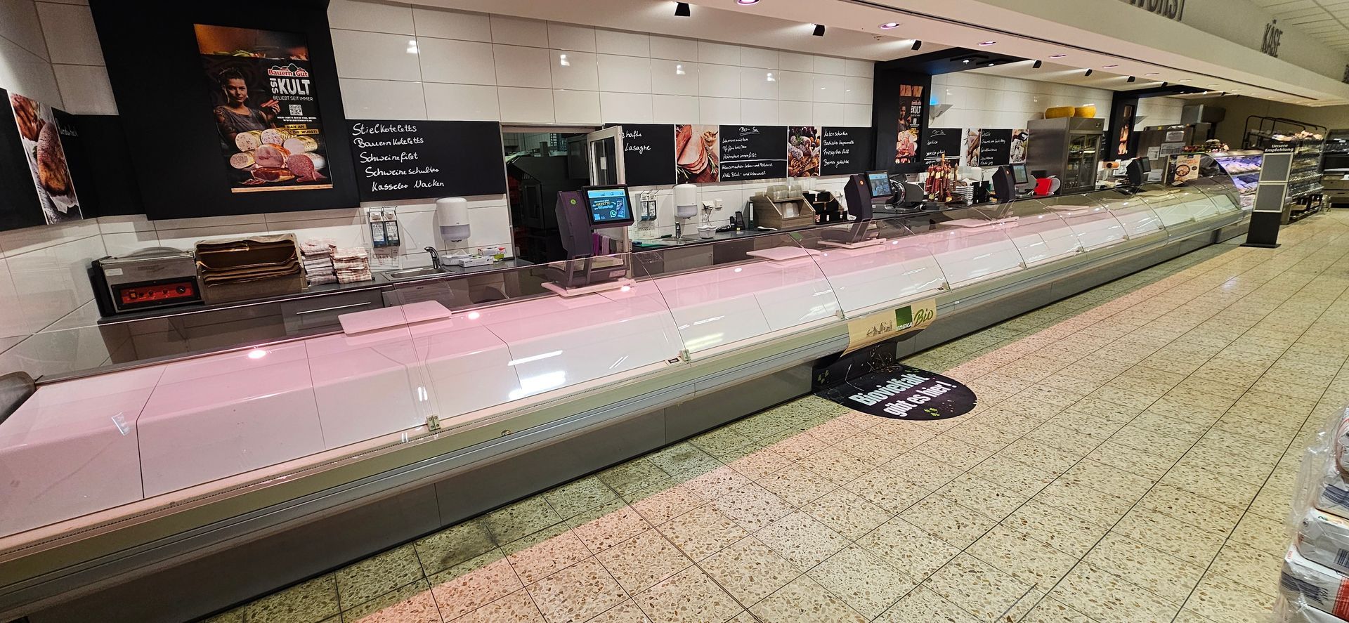 edienungstheke mit installierter Nachtabdeckung im Supermarkt – Energieeinsparung und BAFA-Förderung