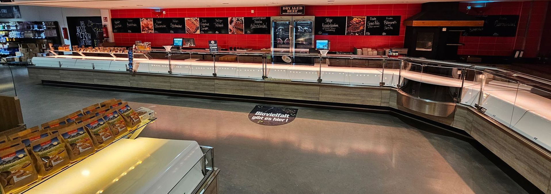 Hybridtheke mit nachgerüsteter Nachtabdeckung in einer EDEKA-Filiale  Energie sparen & Frische siche