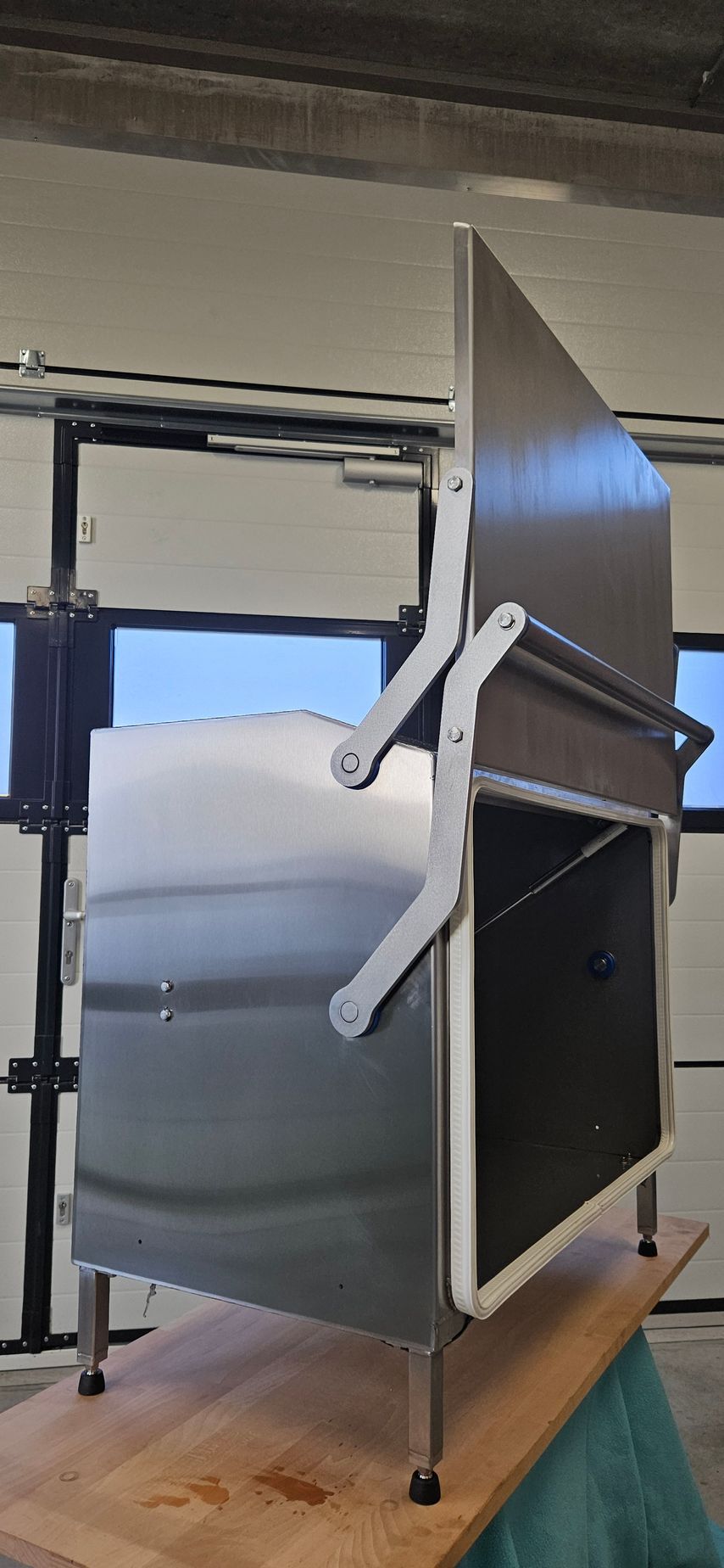 Wasser­dichter Edelstahlschrank mit Hubtür – entwickelt für hygienische Produktionsbereiche und den zuverlässigen Schutz sensibler Technik.