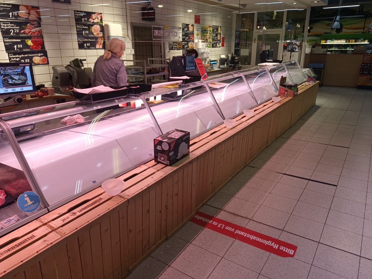 Maßgefertigte Kühlthekenabdeckung im Supermarkt