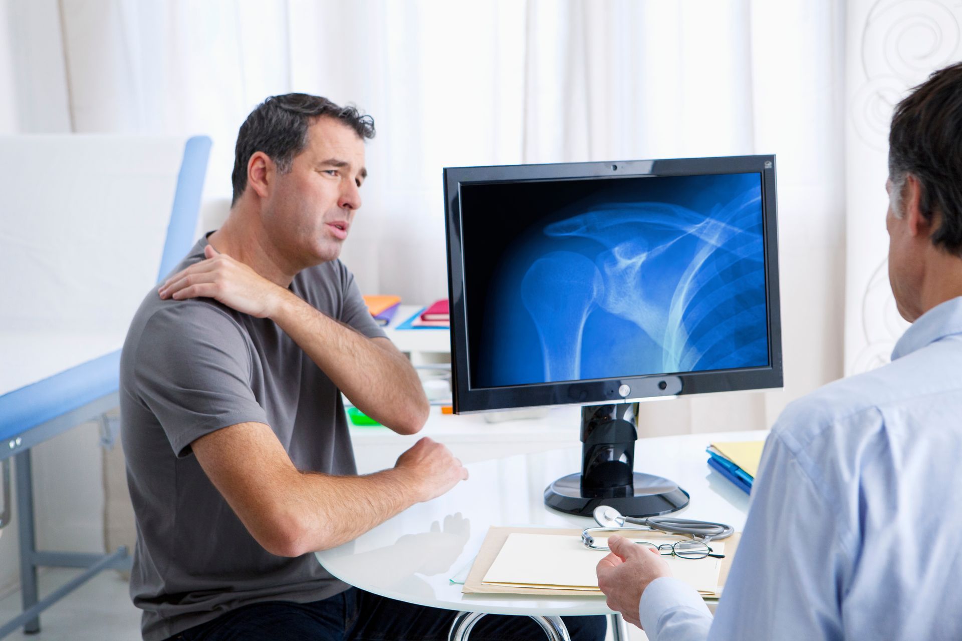 Shoulder Pain in Baton Rouge: When to See a Doctor
