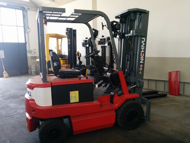 Vista laterale del carrello elevatore usato Nichiyu