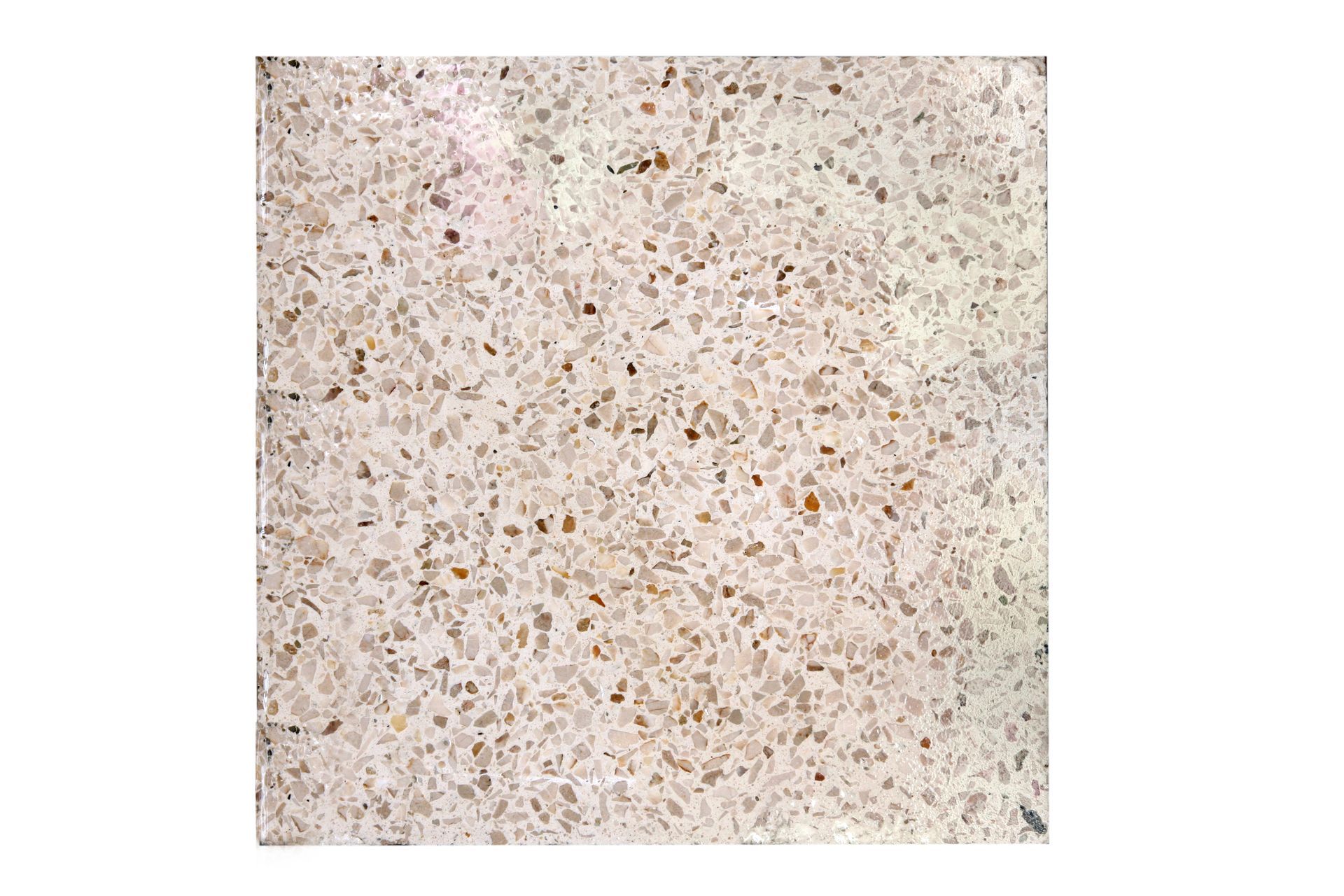 Piastrelle quadrate in terrazzo nei toni del bianco, beige e marrone. La superficie è punteggiata da piccoli frammenti.