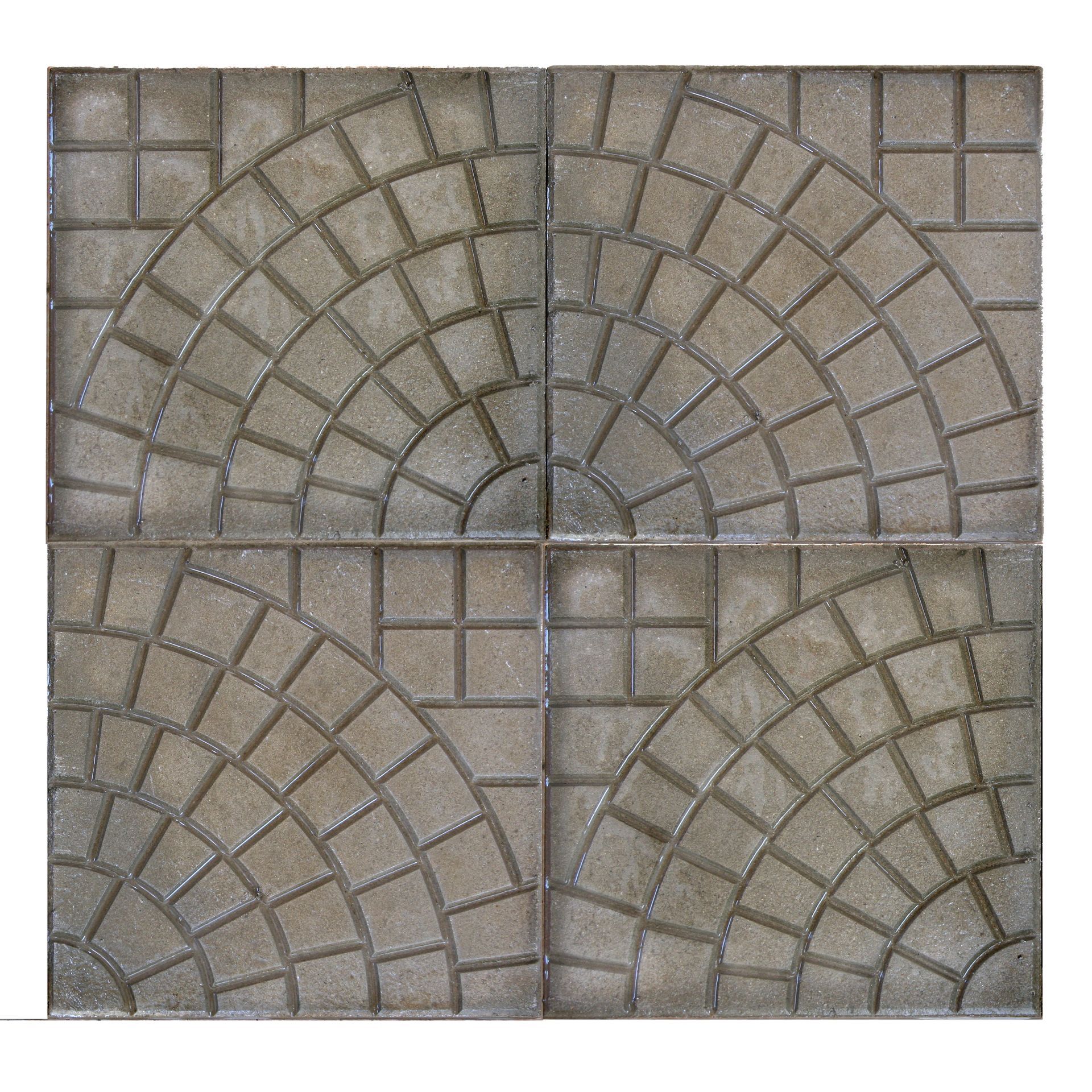 Quattro lastre di cemento quadrate disposte a forma di ventaglio, ciascuna composta da piccoli blocchi quadrati.