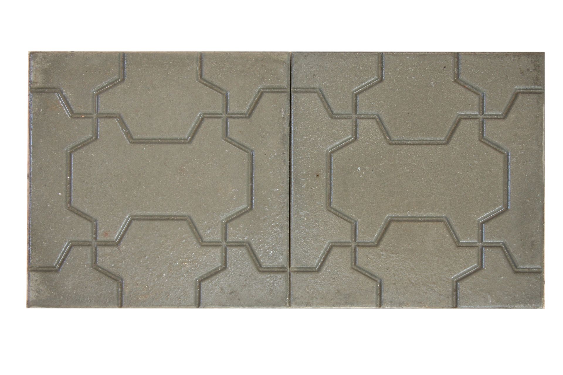 Due lastre di cemento grigio con un motivo geometrico ad incastro.