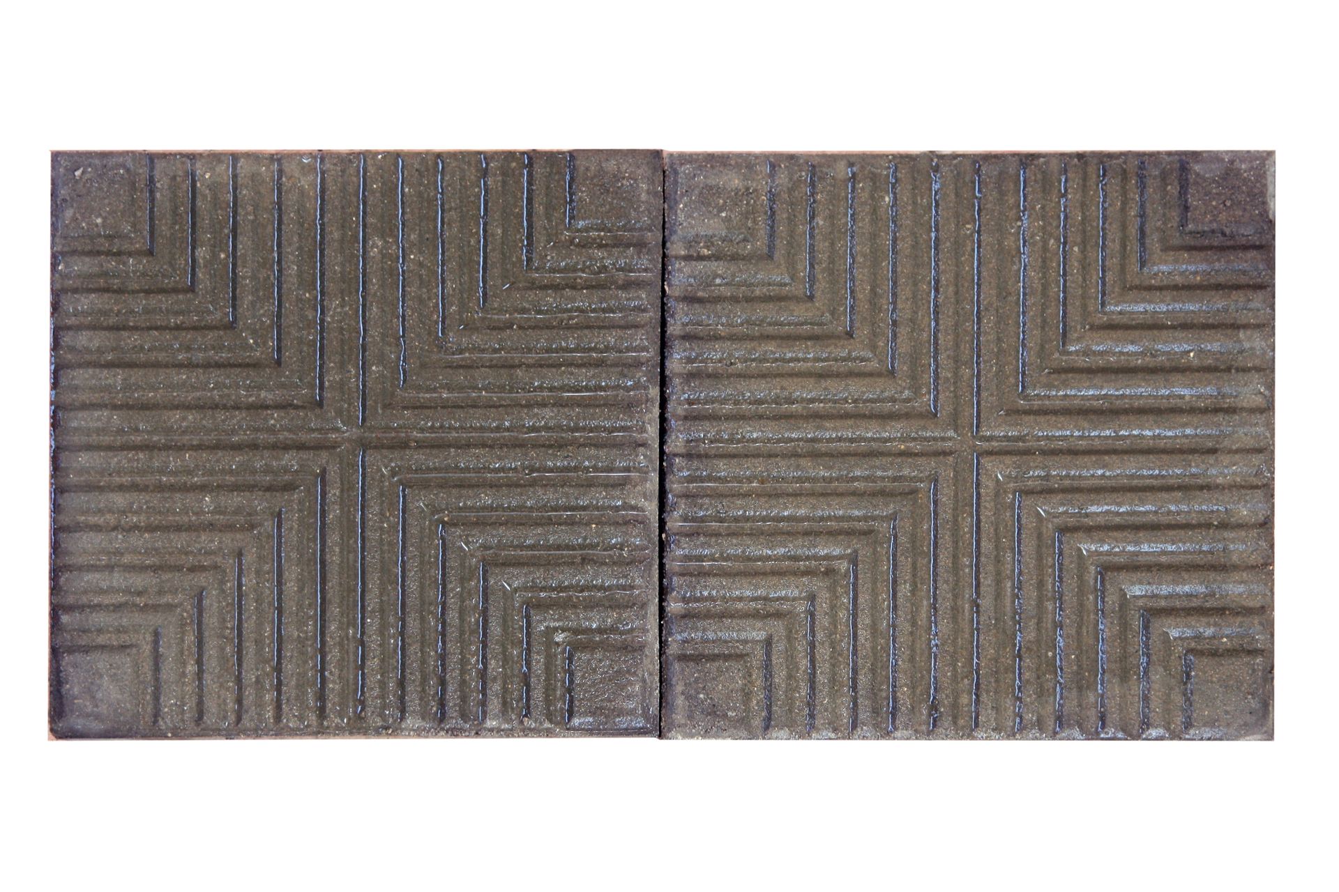 Due lastre rettangolari grigie con un motivo geometrico a quadrati e linee.