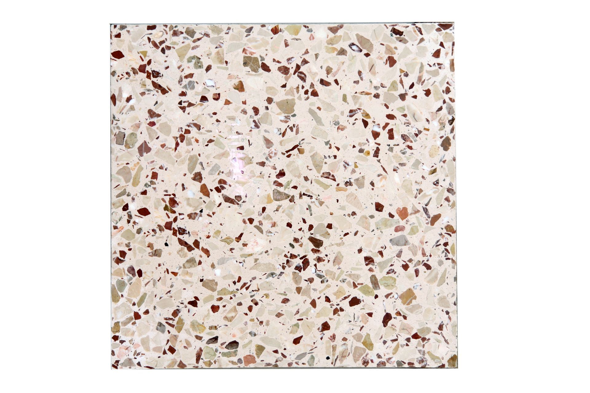 Piastrella quadrata con motivo a macchie beige, marroni e verdi su sfondo bianco.