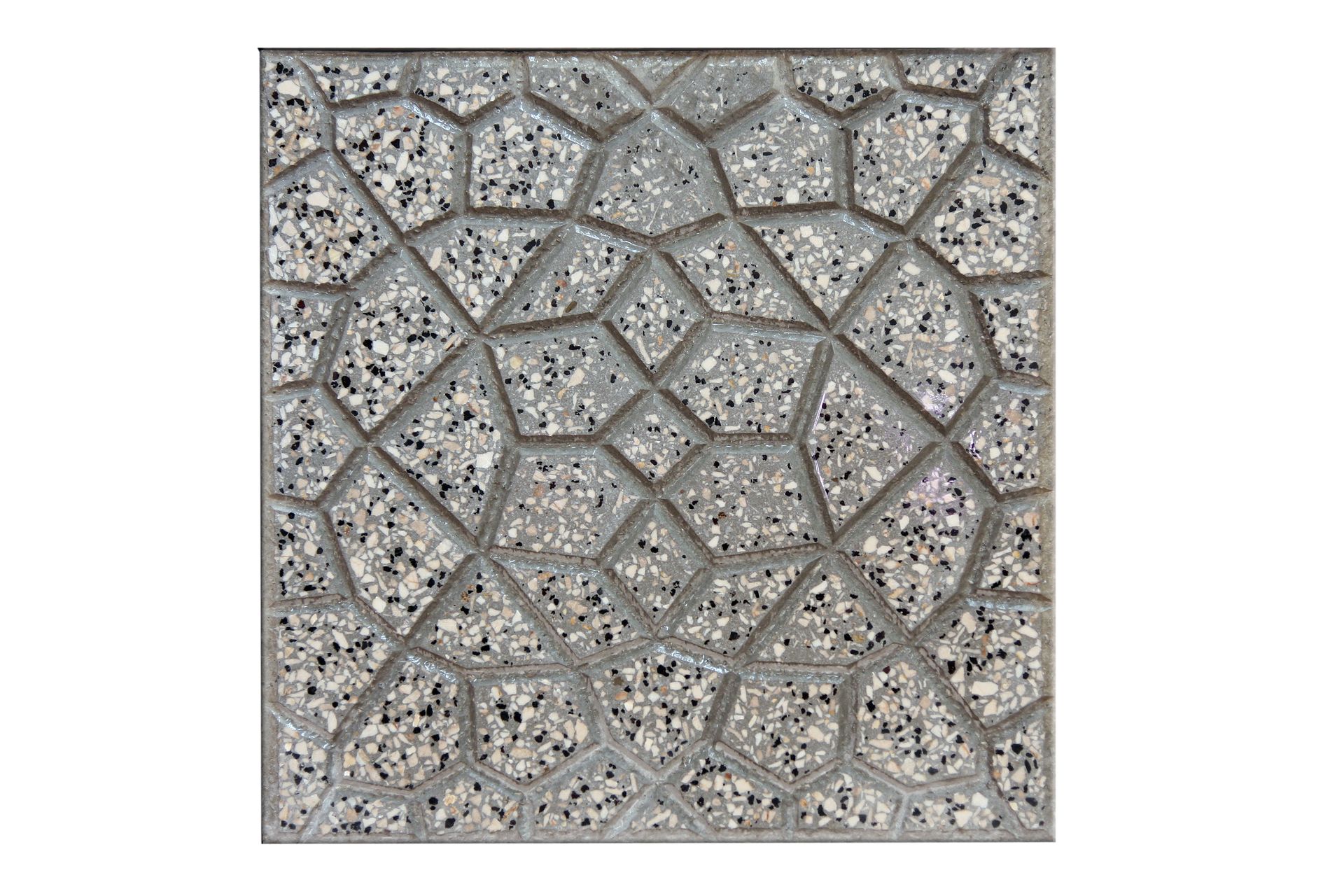 Pavimentazione in pietra quadrata con forme geometriche irregolari, riempita con materiale grigio screziato e inserita in malta grigia.