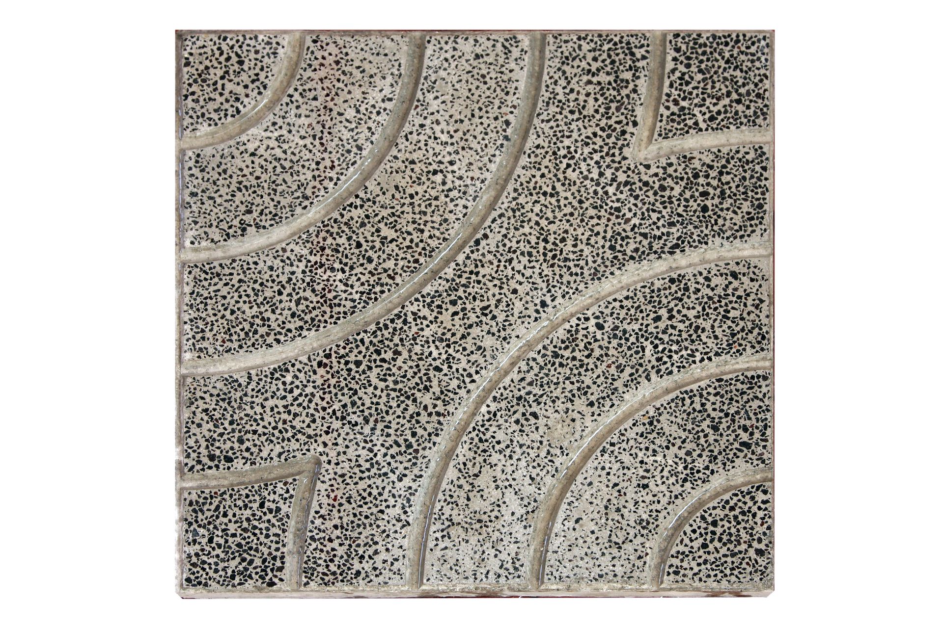 Pavimentazione in cemento grigio screziato, squadrata, con un motivo geometrico di scanalature curve e dritte.